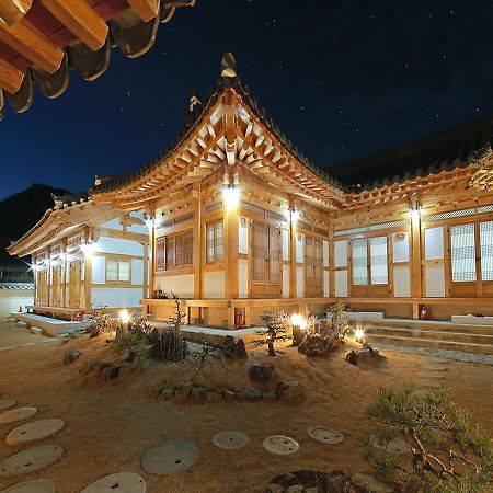 Cheonggong Hanok Stay Gyeongju Exterior photo